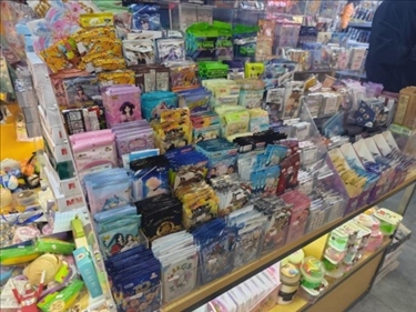 北京某文具店卡牌盲盒柜臺，未設(shè)相關(guān)提醒。人民網(wǎng)記者 黃鈺攝