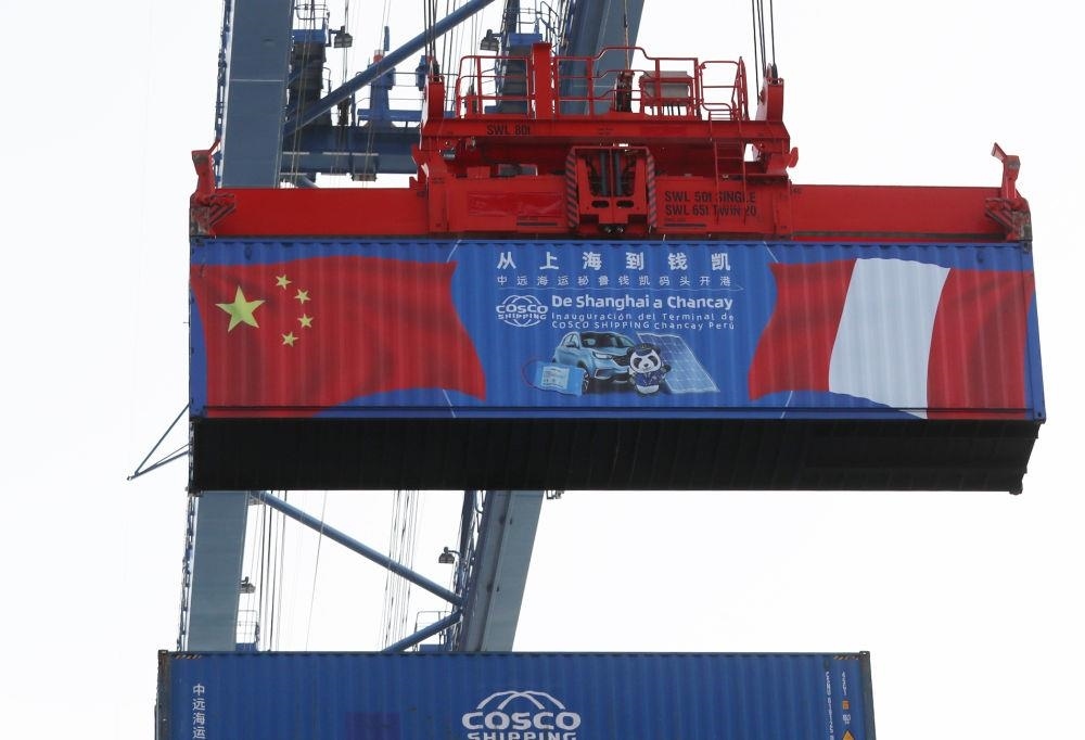 2024年11月14日，在秘魯首都利馬以北的錢凱港，岸邊智能化設(shè)備吊裝集裝箱。