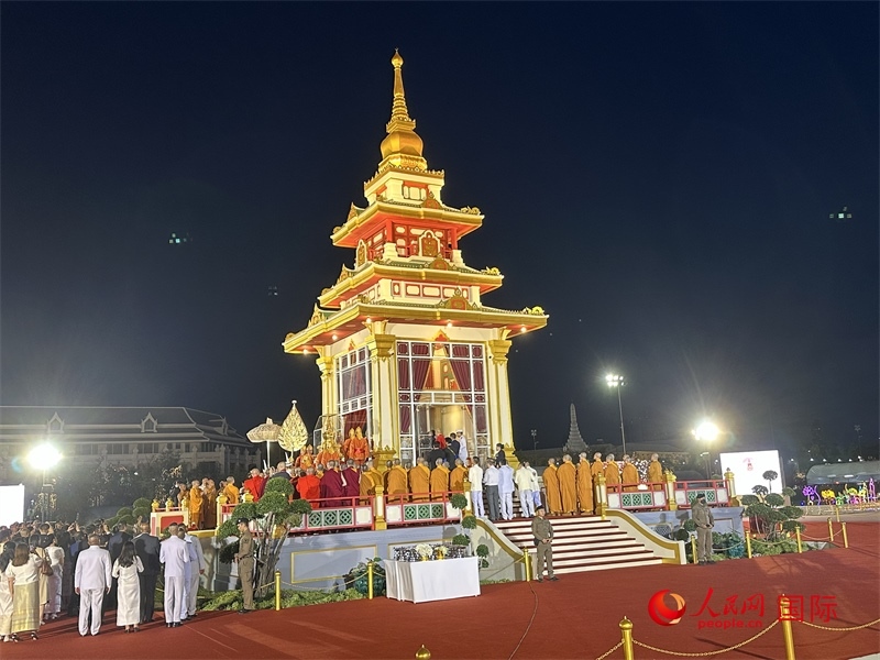 北京靈光寺佛牙舍利抵達(dá)王家田廣場(chǎng)安奉。人民網(wǎng)記者孫廣勇攝