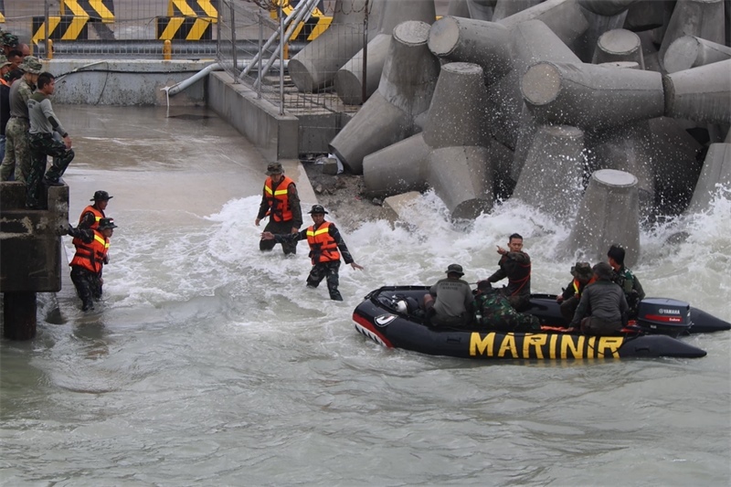 中印尼雙方海軍參演官兵協(xié)力將“落水人員”救上橡皮艇。周宇攝