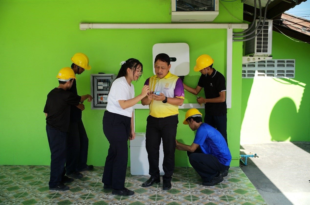 工作人員為當(dāng)?shù)靥﹪?guó)老師講解說(shuō)明。主辦方供圖