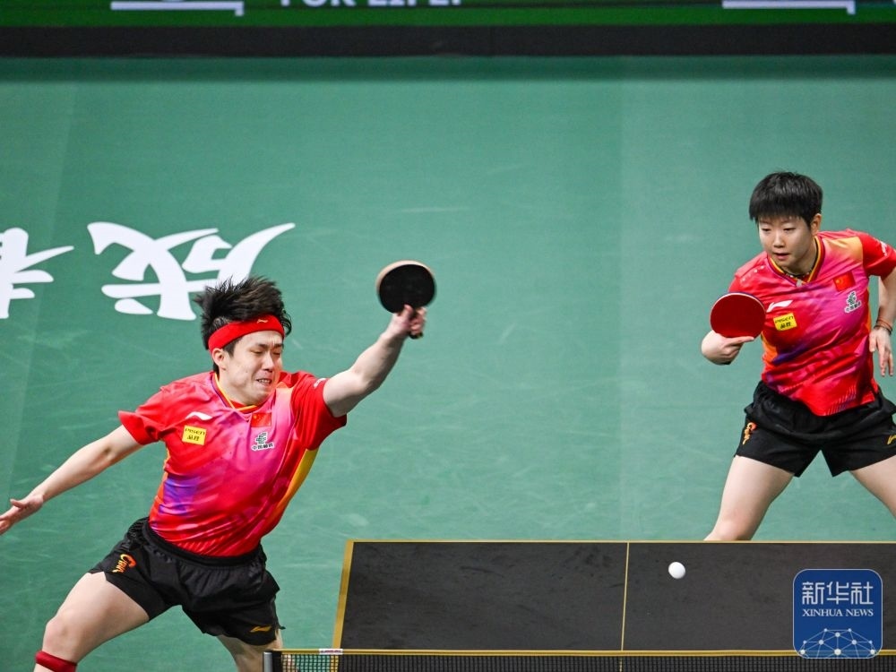 ↑中國(guó)隊(duì)組合王楚欽（左）/孫穎莎在混雙比賽中。新華社記者 王曦 攝