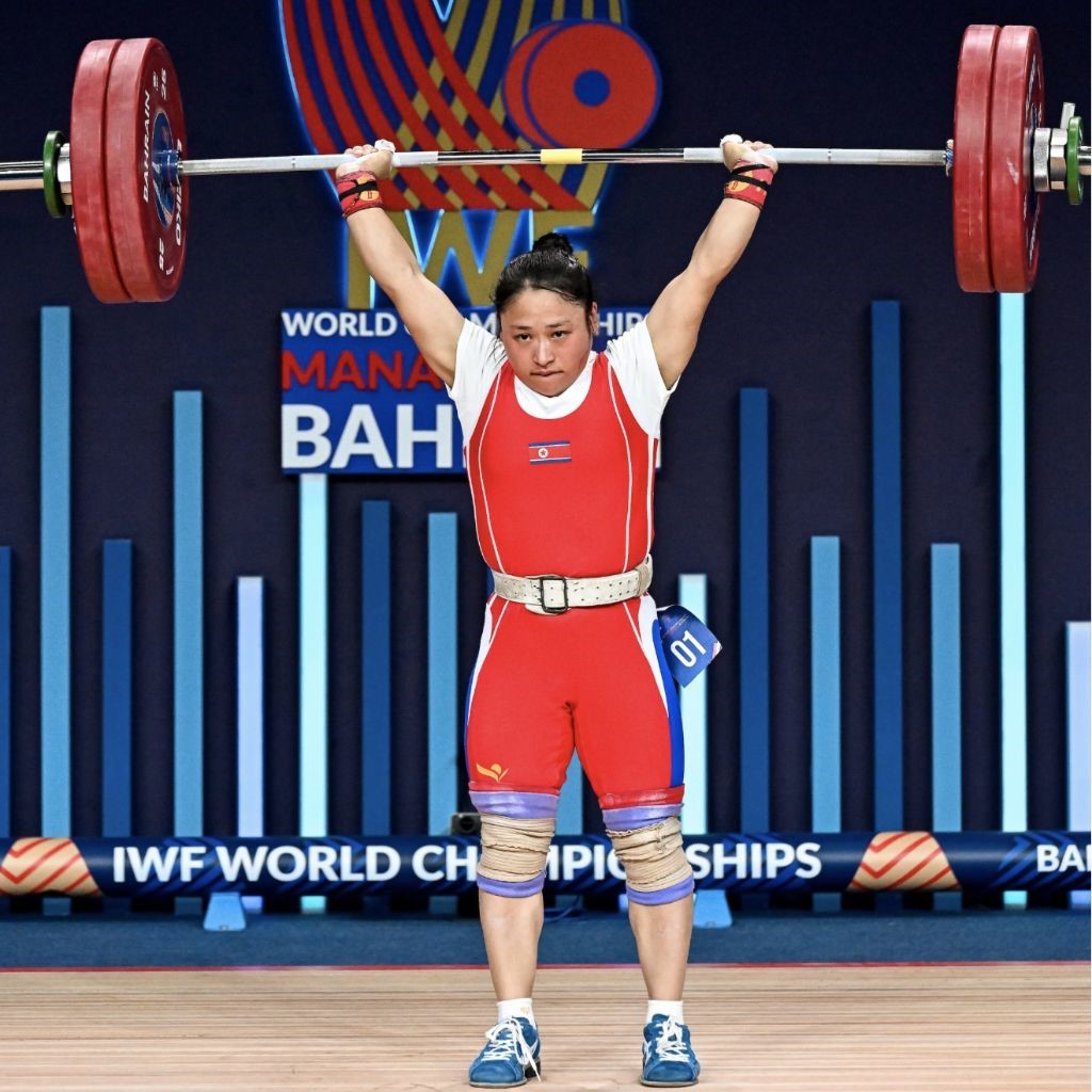 圖為李盛金在比賽中。圖片來(lái)源于國(guó)際舉重聯(lián)合會(huì)官網(wǎng)