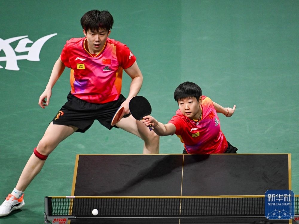 ↑中國(guó)隊(duì)組合王楚欽/孫穎莎（右）在混雙比賽中。新華社記者 王曦 攝