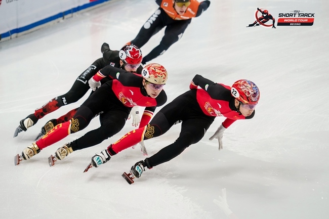 中國選手孫龍(右一)、劉少昂(右二)在比賽中。賽事組委會供圖