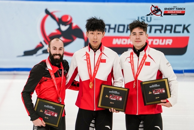 男子500米頒獎儀式，中國選手孫龍(中)奪得冠軍，加拿大選手杜博伊斯(左)獲得亞軍，中國選手劉少昂獲得季軍。賽事組委會供圖