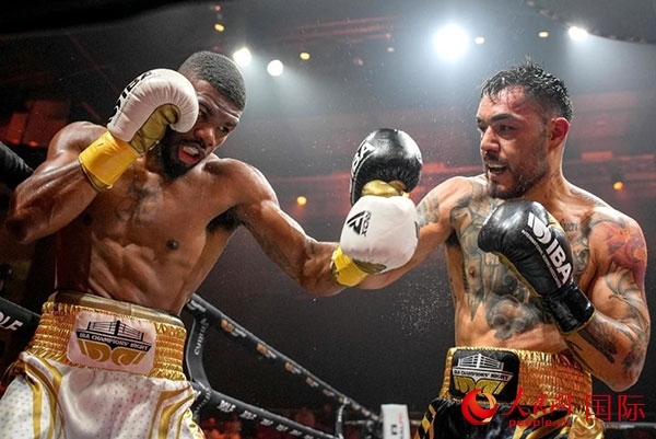 來自剛果民主共和國的帕特里克·穆卡拉（右）獲得了非洲80公斤級冠軍。人民網 塔里克·易卜拉欣攝