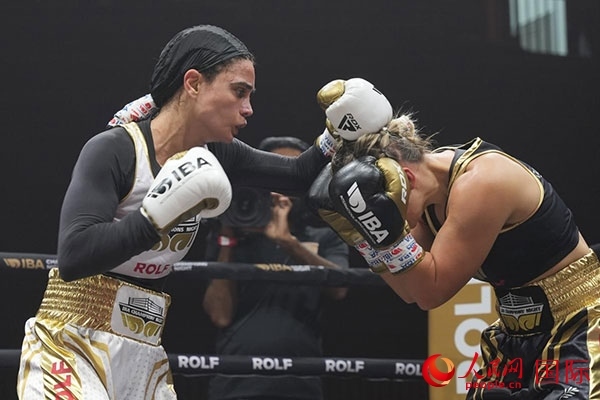 來自伊朗和羅馬尼亞的女選手進行了墊場賽。人民網 塔里克·易卜拉欣攝