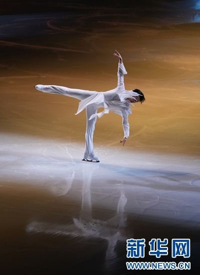 圖為羽生結(jié)弦在表演中。記者 錢錚 攝