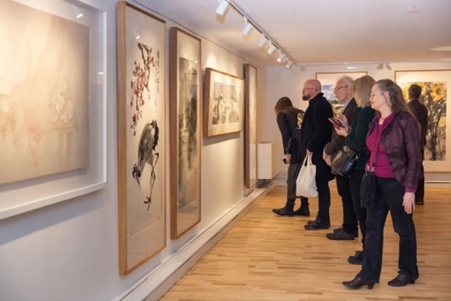 來賓參觀畫展。中國駐瑞典大使館供圖