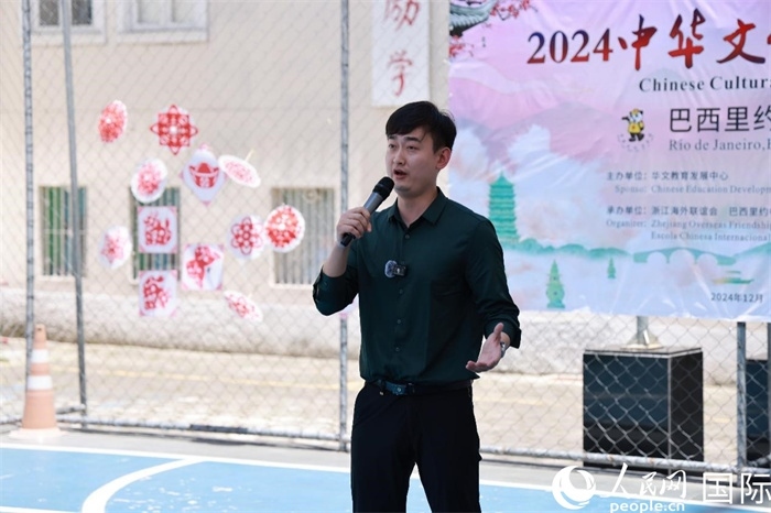 歌曲《故鄉(xiāng)的云》喚起了在外游子對故鄉(xiāng)的懷念。人民網(wǎng)記者 陳海琪攝