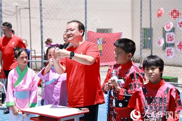 趣味數(shù)學(xué)節(jié)目以富有創(chuàng)意的數(shù)字游戲和魔尺變幻為亮點，激發(fā)了孩子們的數(shù)學(xué)思維與想象力。人民網(wǎng)記者 陳海琪攝