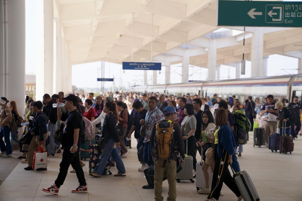 在中老鐵路萬象站，客運(yùn)列車抵達(dá)后旅客出站。老中鐵路有限公司供圖