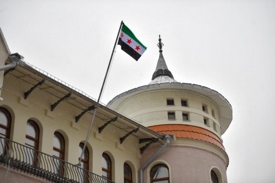 12月9日，在俄羅斯首都莫斯科，敘利亞駐俄羅斯使館升起代表敘利亞反對(duì)派的旗幟。新華社發(fā)（亞歷山大攝）