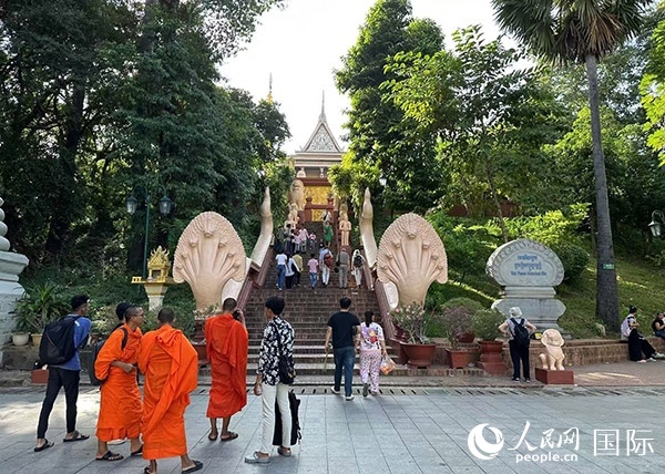 游客在金邊塔山寺游玩。人民網記者 簡承淵攝