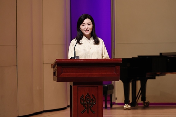 中央音樂(lè)學(xué)院黨委書(shū)記、中國(guó)民族管弦樂(lè)學(xué)會(huì)胡琴專業(yè)委員會(huì)會(huì)長(zhǎng)于紅梅致辭。中國(guó)民族管弦樂(lè)學(xué)會(huì)胡琴專業(yè)委員會(huì)供圖