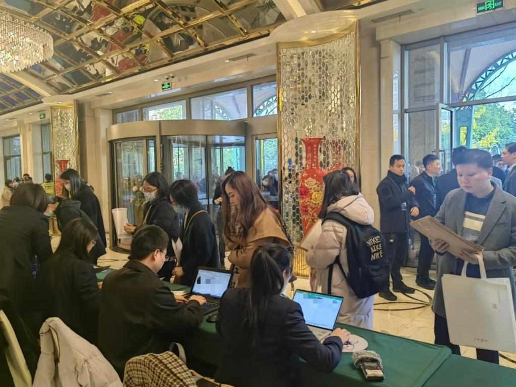 12月12日，第十批國家組織藥品集中帶量采購現(xiàn)場。新華社記者龔雯 攝