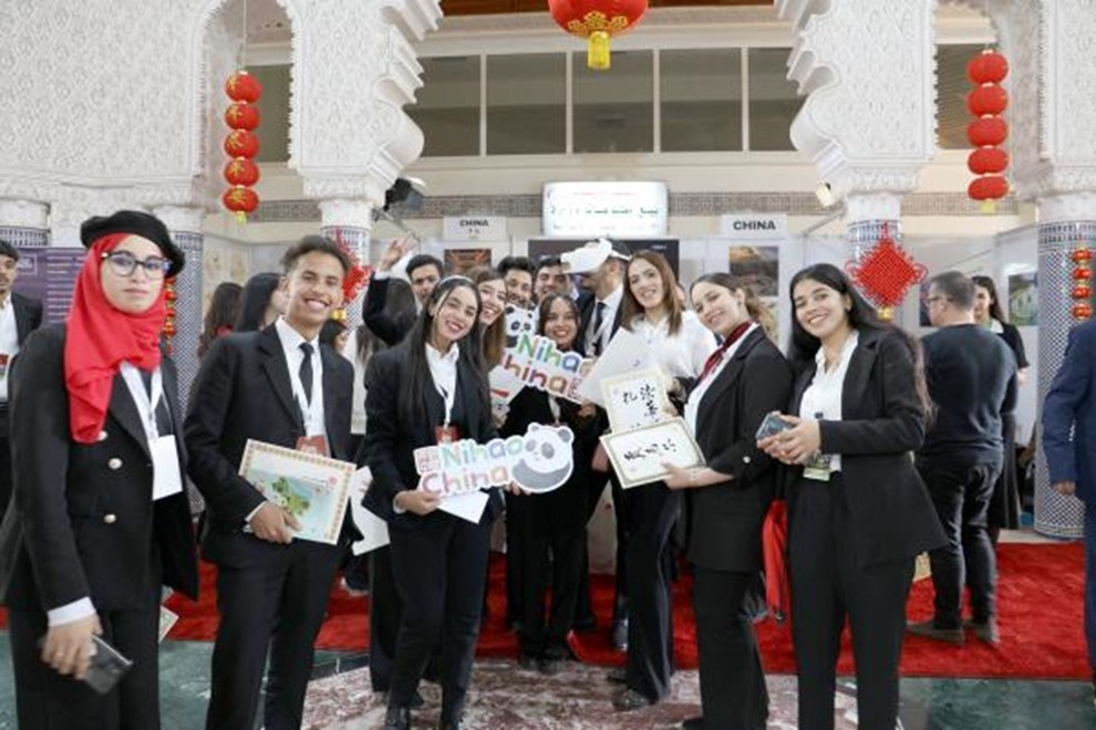 當(dāng)?shù)孛癖娛殖帧澳愫?！中國”手牌合影。拉巴特中國文化中心供圖