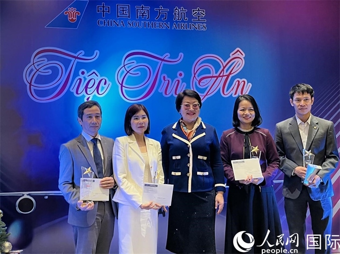 中越航司界代表在交流會(huì)上合影。人民網(wǎng)記者 楊曄攝