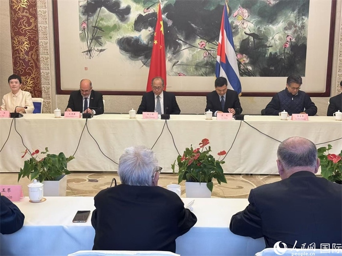 “紀(jì)念首批中國學(xué)生赴古巴留學(xué)暨中古開啟教育合作60周年座談會(huì)”在京舉辦。人民網(wǎng)記者 趙健攝