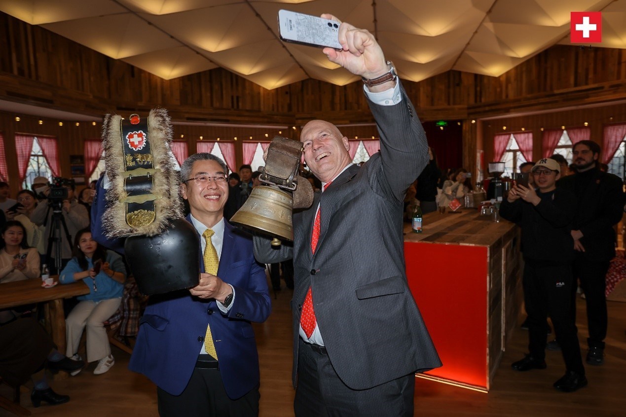 瑞士駐華大使白瑞誼與北京市西城區(qū)委副書記、代區(qū)長郅海杰搖響瑞士牛鈴，共同為小木屋揭幕。瑞士駐華大使館供圖