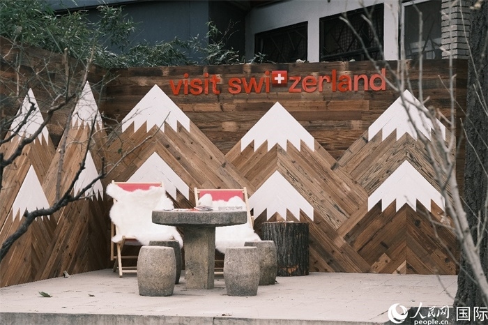 瑞士小木屋一隅，靜謐中散發(fā)出阿爾卑斯的冬日溫情。人民網(wǎng) 實(shí)習(xí)生黃睿攝