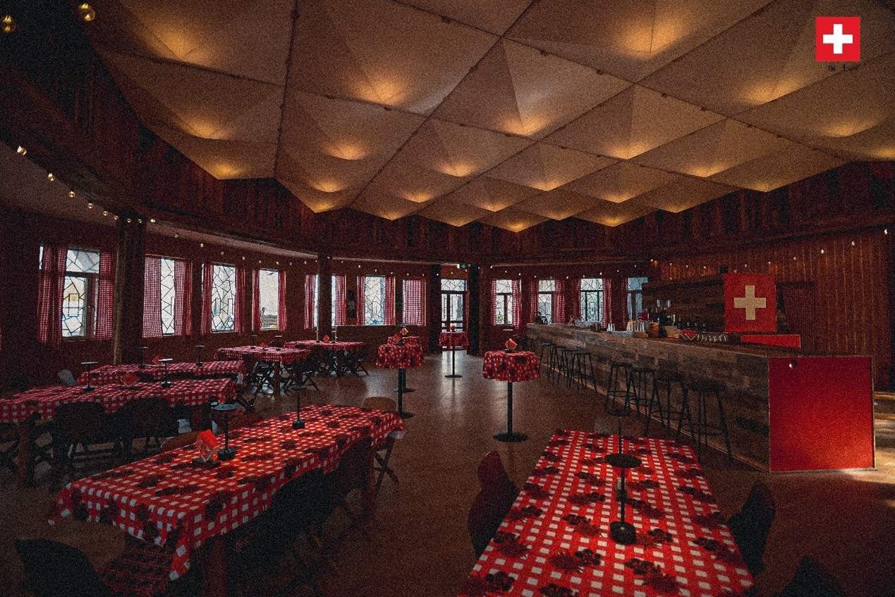 瑞士小木屋內(nèi)飾采用瑞士紅、森林棕與雪山白三種主色調(diào)，營造出自然與現(xiàn)代交融的氛圍。瑞士使館供圖