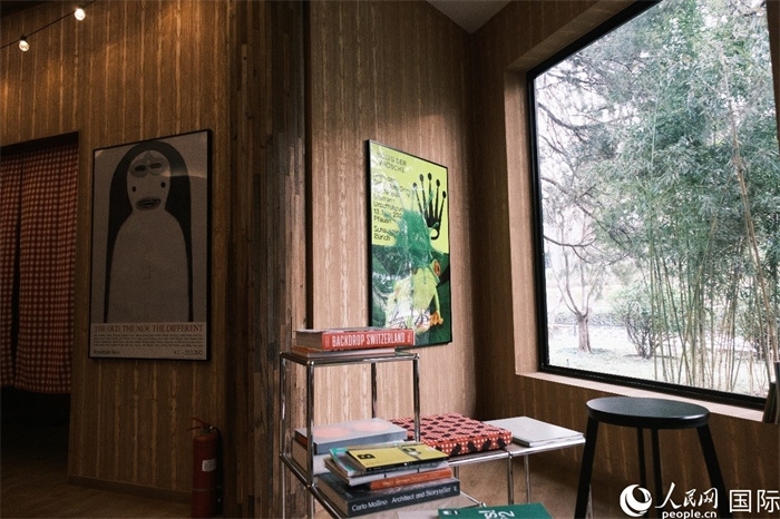 小木屋室內(nèi)一角體現(xiàn)出時(shí)尚簡約的瑞士元素。人民網(wǎng) 實(shí)習(xí)生黃睿攝