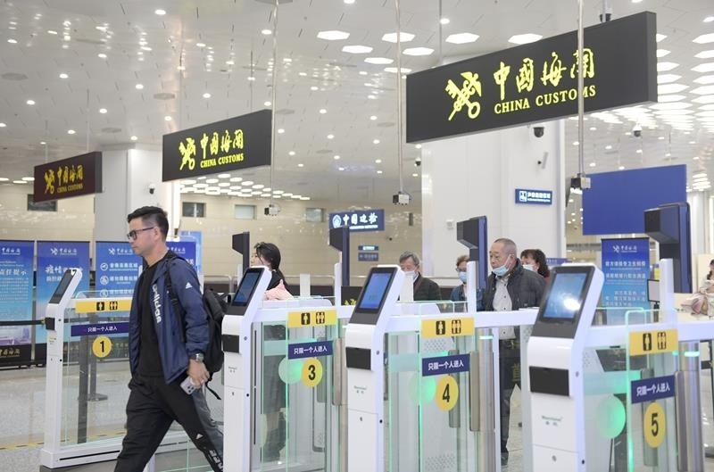 △2024年2月29日，旅客從橫琴口岸過關(guān)。