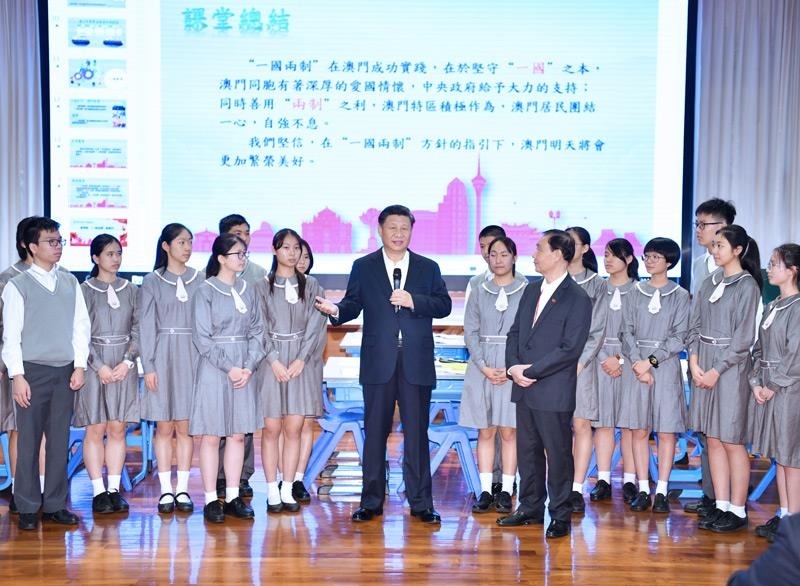 △2019年12月19日，在濠江中學(xué)附屬英才學(xué)校觀摩以“‘一國兩制’與澳門”為題的中國歷史公開課后，習(xí)近平主席走到學(xué)生中間即席發(fā)表重要講話。