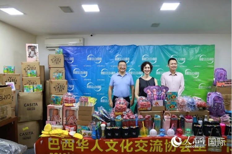 中國駐里約熱內(nèi)盧總領館副總領事王尉育（右）、里約慈善協(xié)會主席保拉·菲格雷多（中）、巴西華人文化交流協(xié)會主席上官建峰（左）出席捐贈活動并致辭。人民網(wǎng)記者 陳海琪攝
