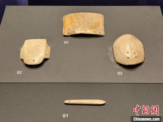 12月14日，“文明先鋒—凌家灘文化玉器展”在故宮博物院文華殿開幕。圖為展覽現(xiàn)場的玉龜、玉版和玉簽。 中新社記者 應妮 攝