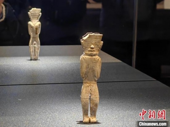 12月14日，“文明先鋒—凌家灘文化玉器展”在故宮博物院文華殿開幕。圖為展覽現(xiàn)場的立姿玉人。 中新社記者 應妮 攝