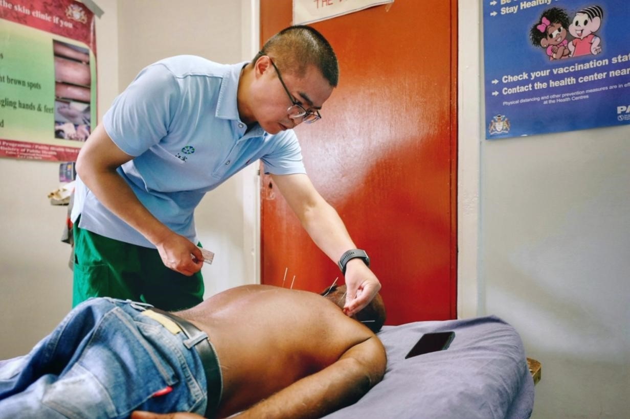 第20期中國（江蘇）援圭亞那醫(yī)療隊在圭偏遠的林登高速社區(qū)開展義診。中國援圭醫(yī)療隊供圖