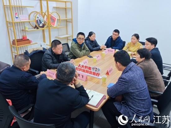 “紅興會客廳”，一場助企紓困協(xié)調(diào)會正在進(jìn)行。人民網(wǎng) 徐晨曦攝