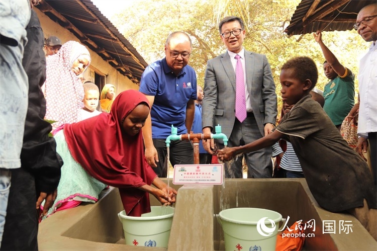 安全供水工程揭牌儀式現(xiàn)場。施亮攝