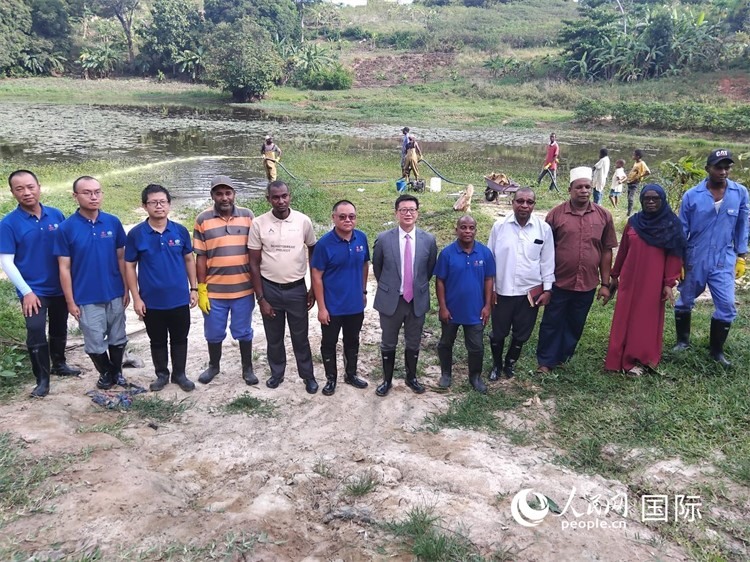 滅螺現(xiàn)場。施亮攝