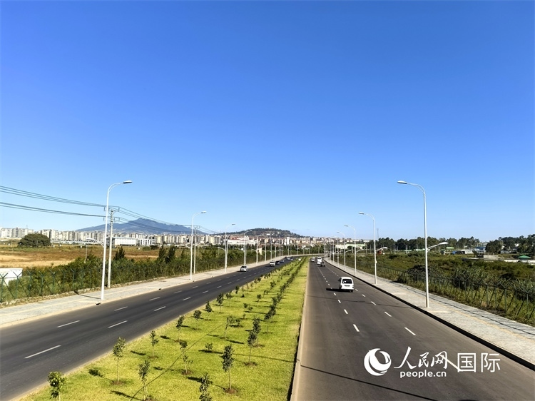 新近完工的埃塞俄比亞卡里提環(huán)線—布爾布拉—克林圖公路遠景。張洪衛(wèi)攝