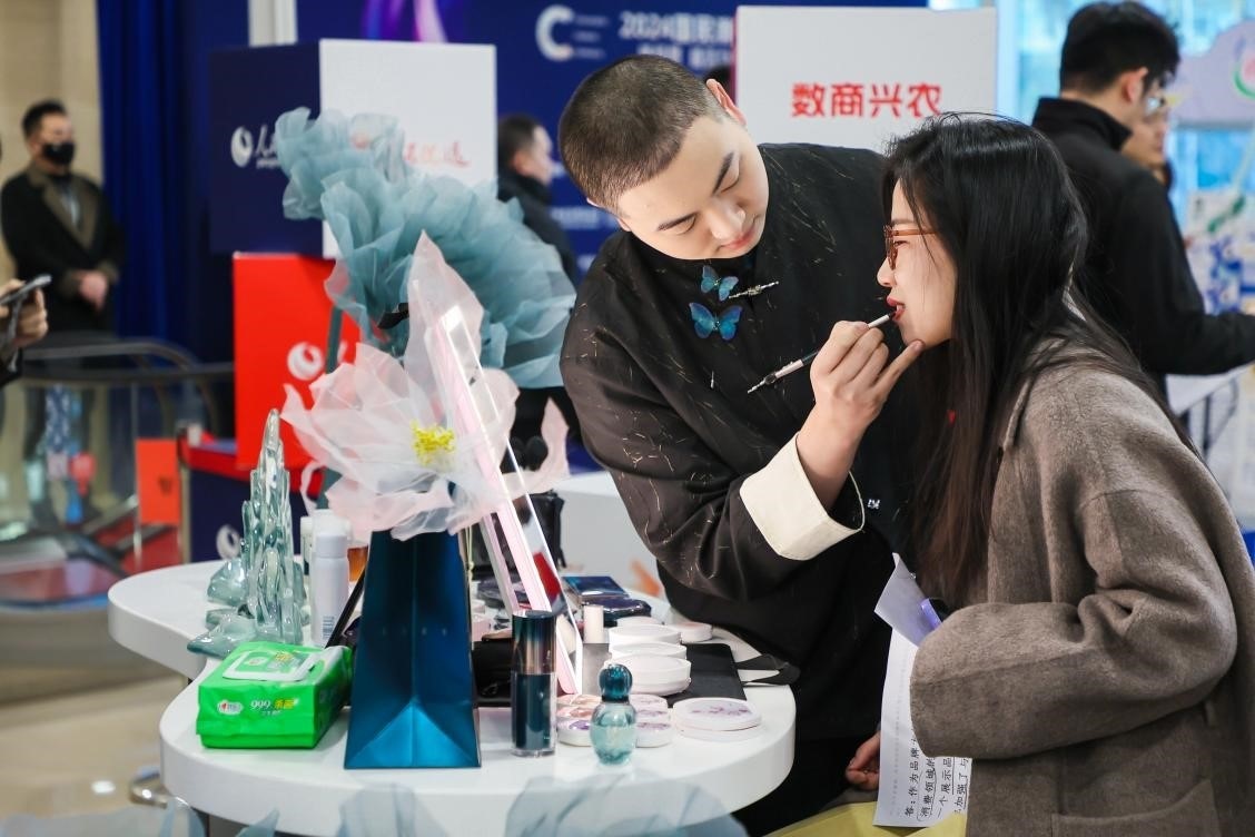 美妝展位化妝師為嘉賓一對一化妝。林文松攝