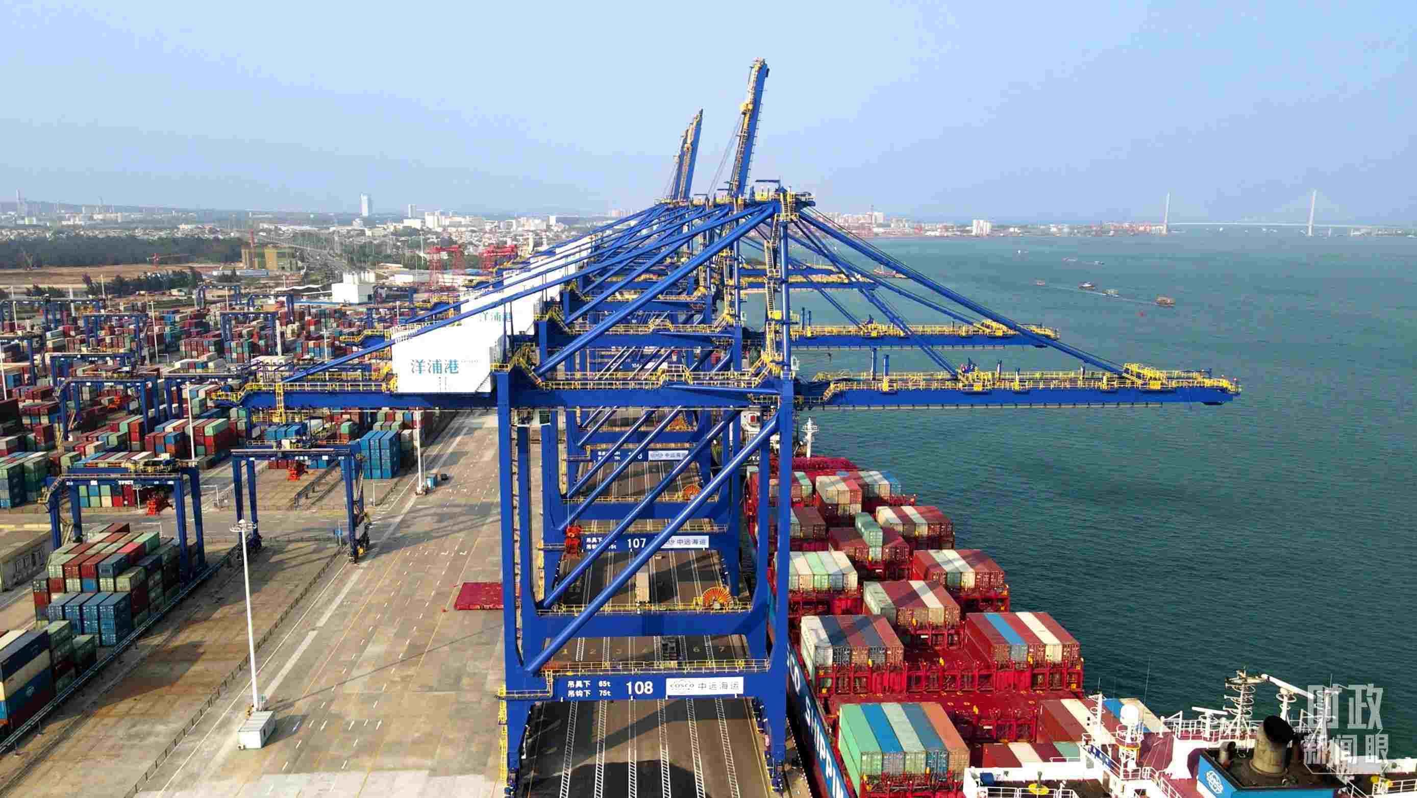 海南洋浦國(guó)際集裝箱碼頭小鏟灘港區(qū)。（總臺(tái)央視記者彭漢明拍攝）