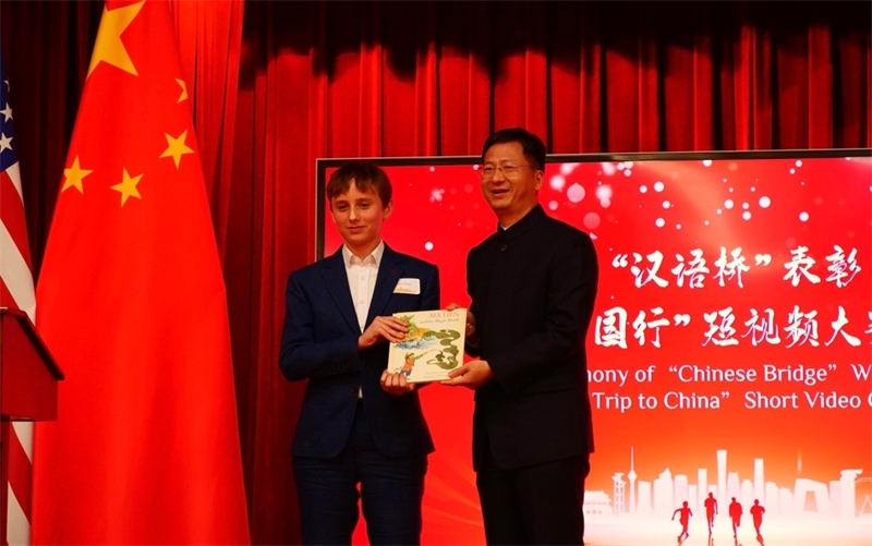 方平山向駐舊金山總領事張建敏贈書。李鑫江攝