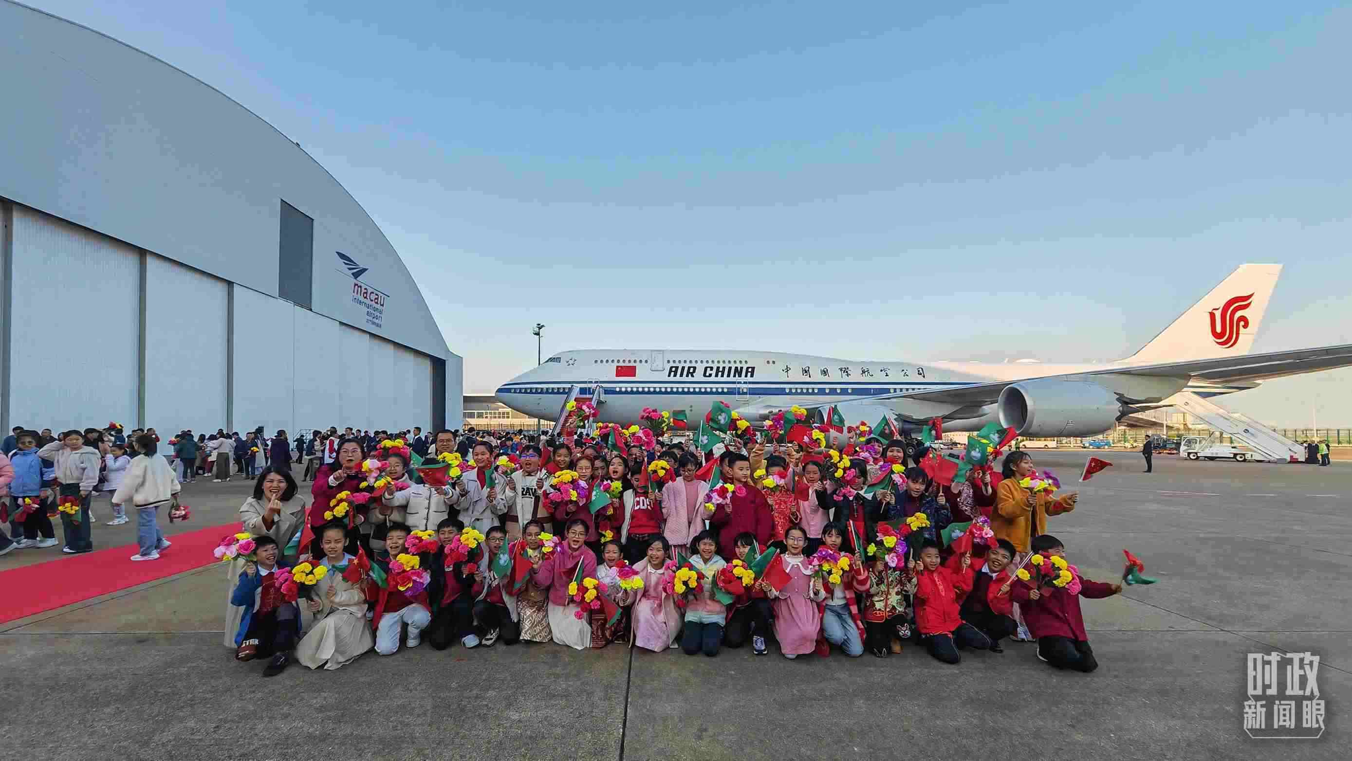 △歡迎儀式后，歡迎人群合影留念。（總臺央視記者劉琦拍攝）