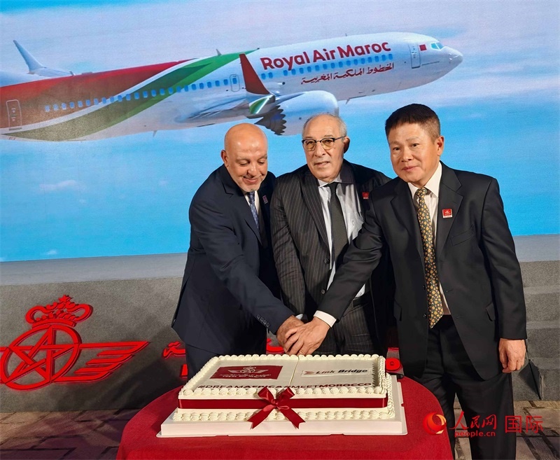 中摩雙方嘉賓共同切蛋糕，慶祝兩國直飛復(fù)航。人民網(wǎng)記者 李琰攝