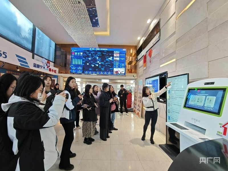 劉燕介紹“及時(shí)雨”數(shù)字社區(qū)平臺(tái)（央廣網(wǎng)記者 王錫斐 攝）