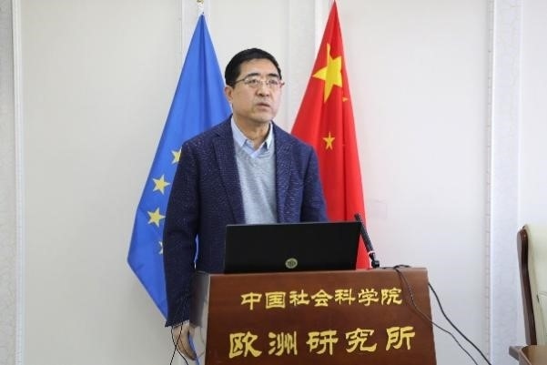 中國社會科學(xué)院歐洲研究所所長、《歐洲發(fā)展報告（2023～2024）》主編馮仲平研究員致辭。吳迪攝