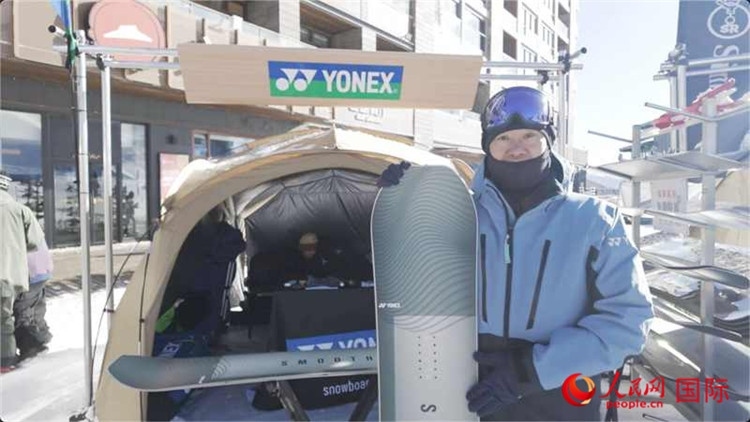 大塚幸博向記者展示滑雪板。人民網(wǎng)記者 袁蒙攝