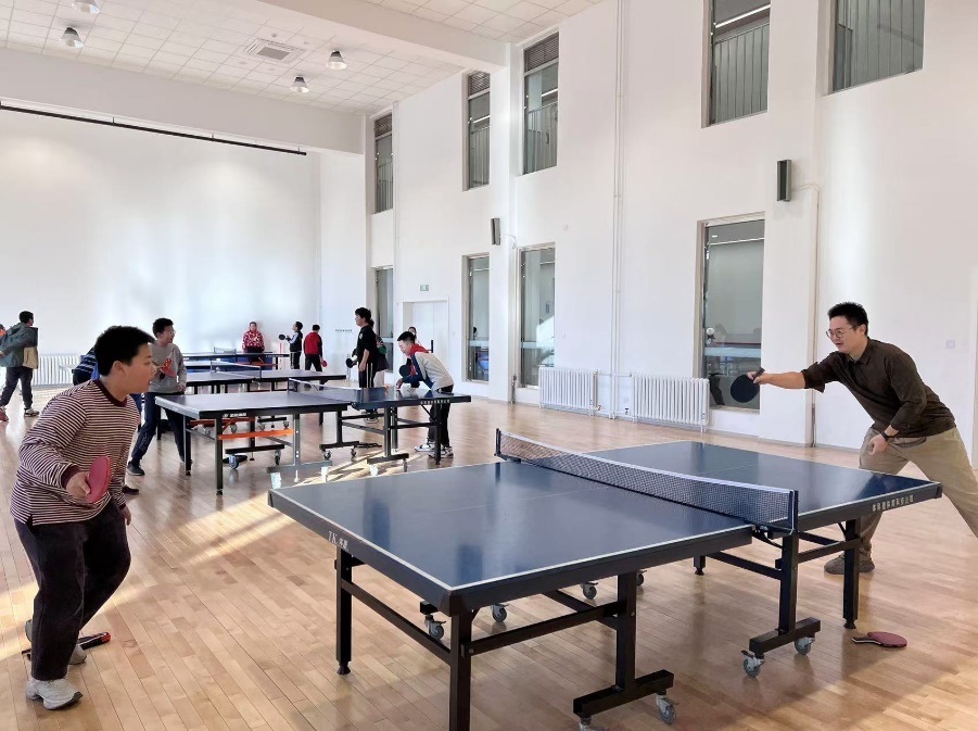 老師和學(xué)生在課間打乒乓球。人民網(wǎng) 白炅攝