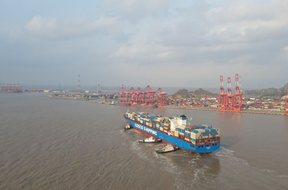 “新上?！陛喌诌_(dá)洋山港，這是自秘魯錢凱港開港后首個(gè)“錢凱—上海”正式航次（2024年12月18日攝，無人機(jī)照片）。新華社記者 方喆 攝