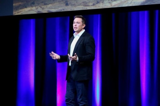  2017年9月29日，在澳大利亞阿德萊德，美國企業(yè)家埃隆·馬斯克在第68屆國際宇航大會閉幕式前做主旨演講。新華社發(fā)（閆寒?dāng)z）