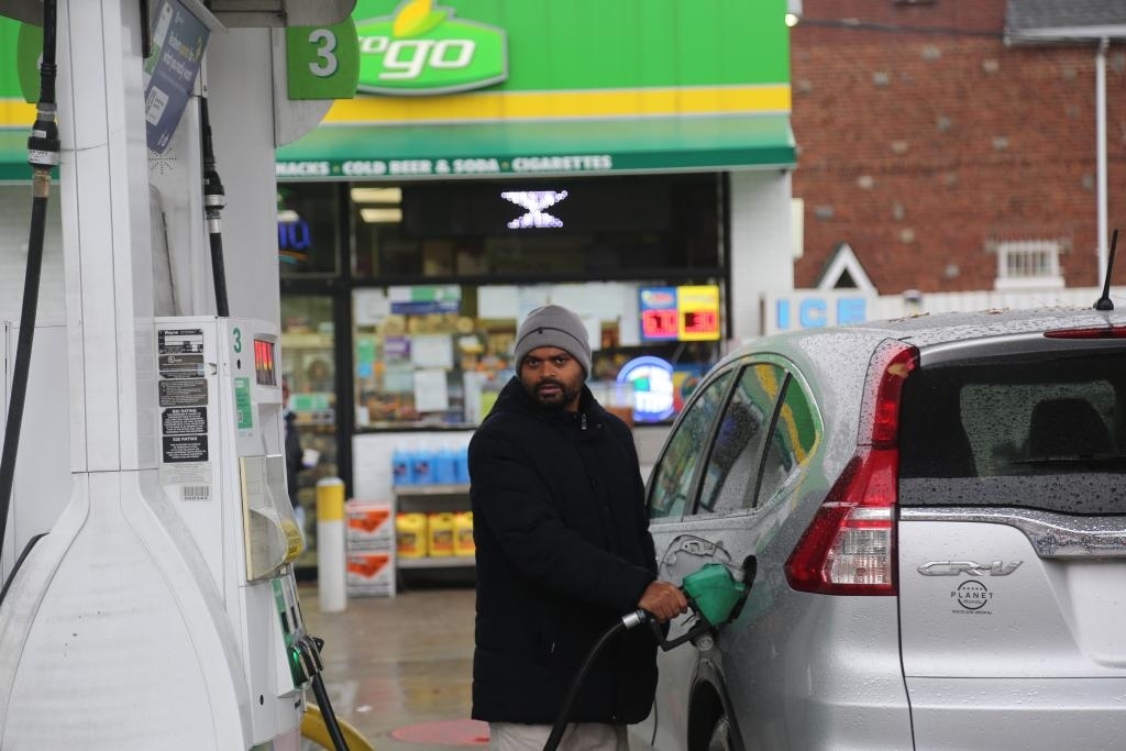 2024年12月11日，一名男子在美國紐約一處加油站加油。新華社記者劉亞南 攝